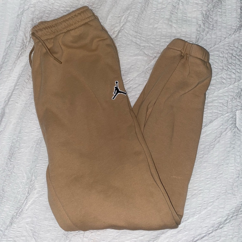 Jordan’s tan cuffed sweatpants